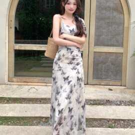 蝴蝶碎花吊带连衣裙女装2026夏季薄新款法式别致绝美气质长裙子潮