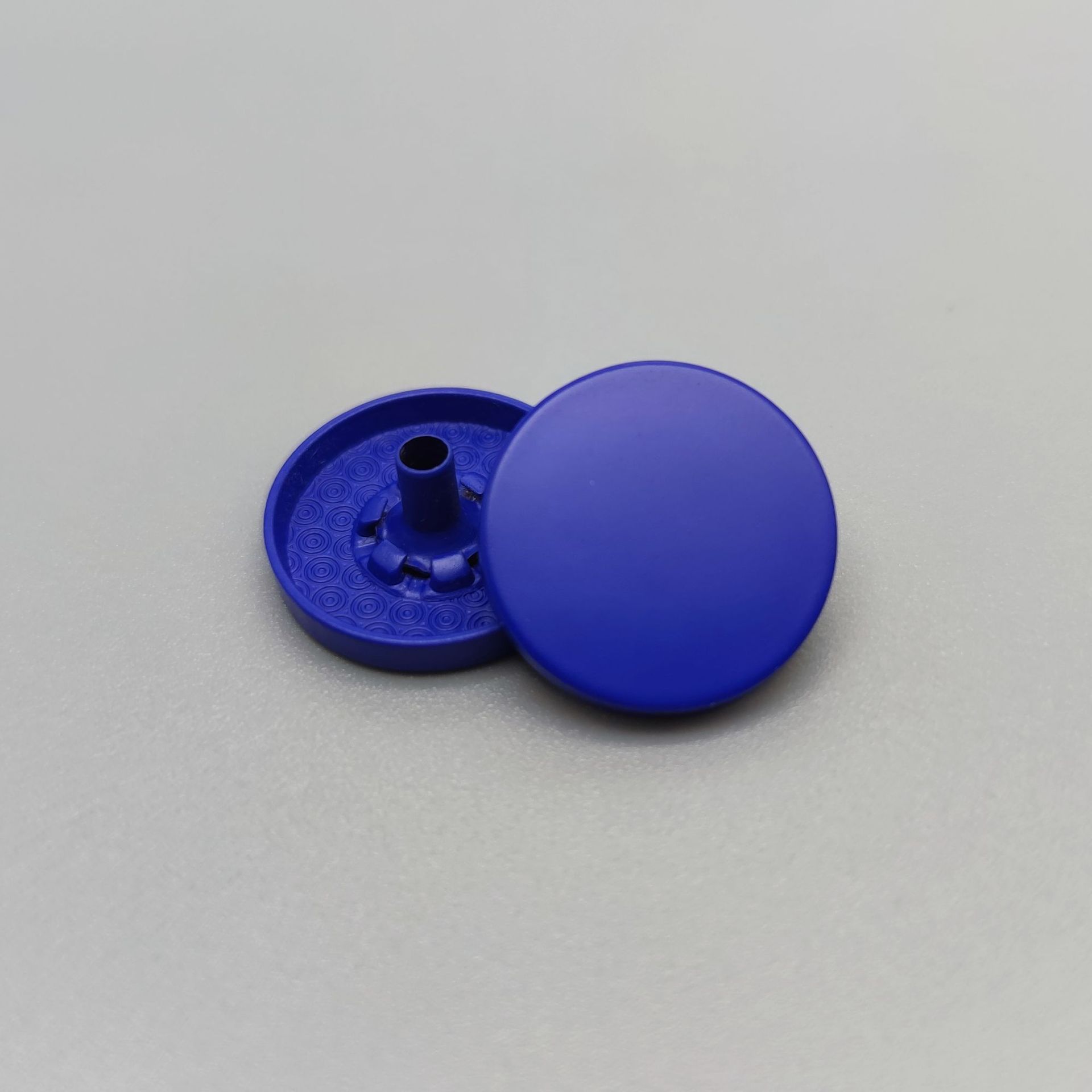 Venta al por mayor de fábrica de metal botón a presión color pintura en aerosol botón plano abrigo de algodón acolchado abajo chaqueta botón