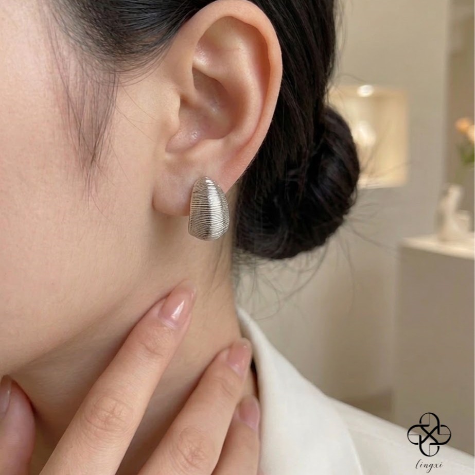 Light luxury brushed texture C-shaped small earrings for women, niche diamond-encrusted crescent ear cuffs, high-end earrings, factory mixed wholesale