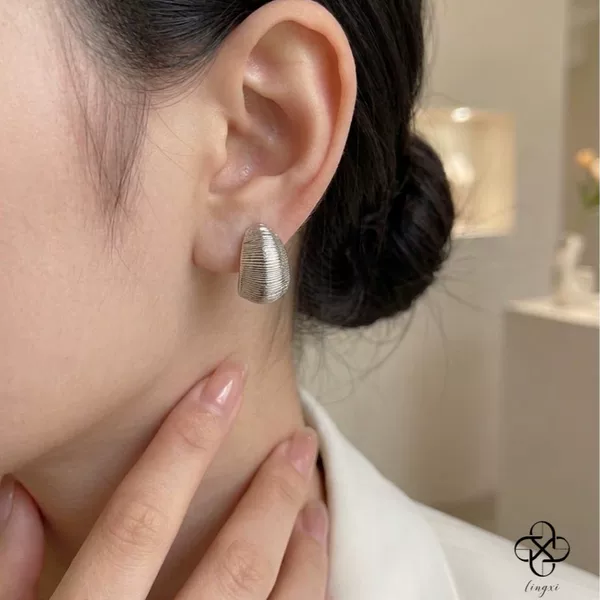 Light luxury brushed texture C-shaped small earrings for women, niche diamond-encrusted crescent ear cuffs, high-end earrings, factory mixed wholesale