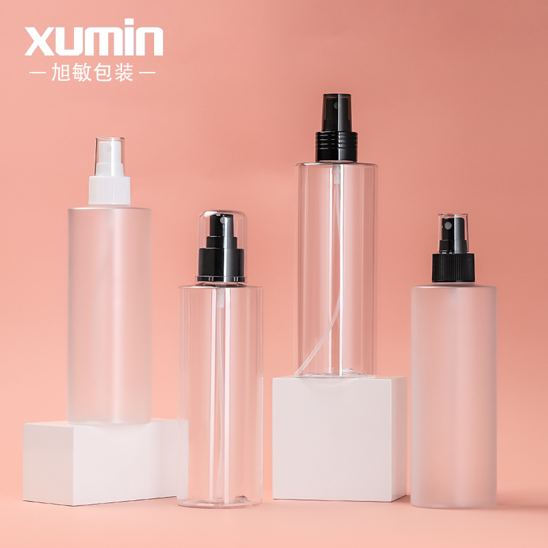 Xumin embalaje en stock botella de lavado de gran capacidad 300ml botella de spray de hombro plano transparente botella de spray negro PET esmerilado