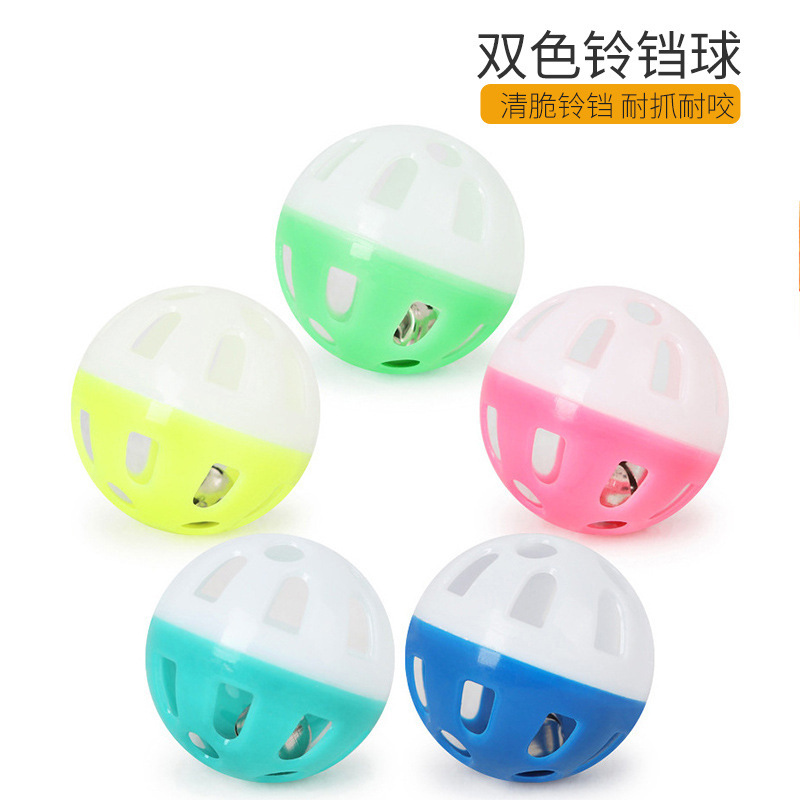 Bola de juguete para mascotas transfronteriza al por mayor gato color plástico doble color bola 3,8 cm campana bola perro juguete suministros