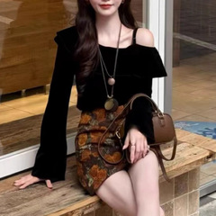 时尚设计感斜肩长袖荷叶边丝绒上衣女2025新款露肩打底衫T恤套装
