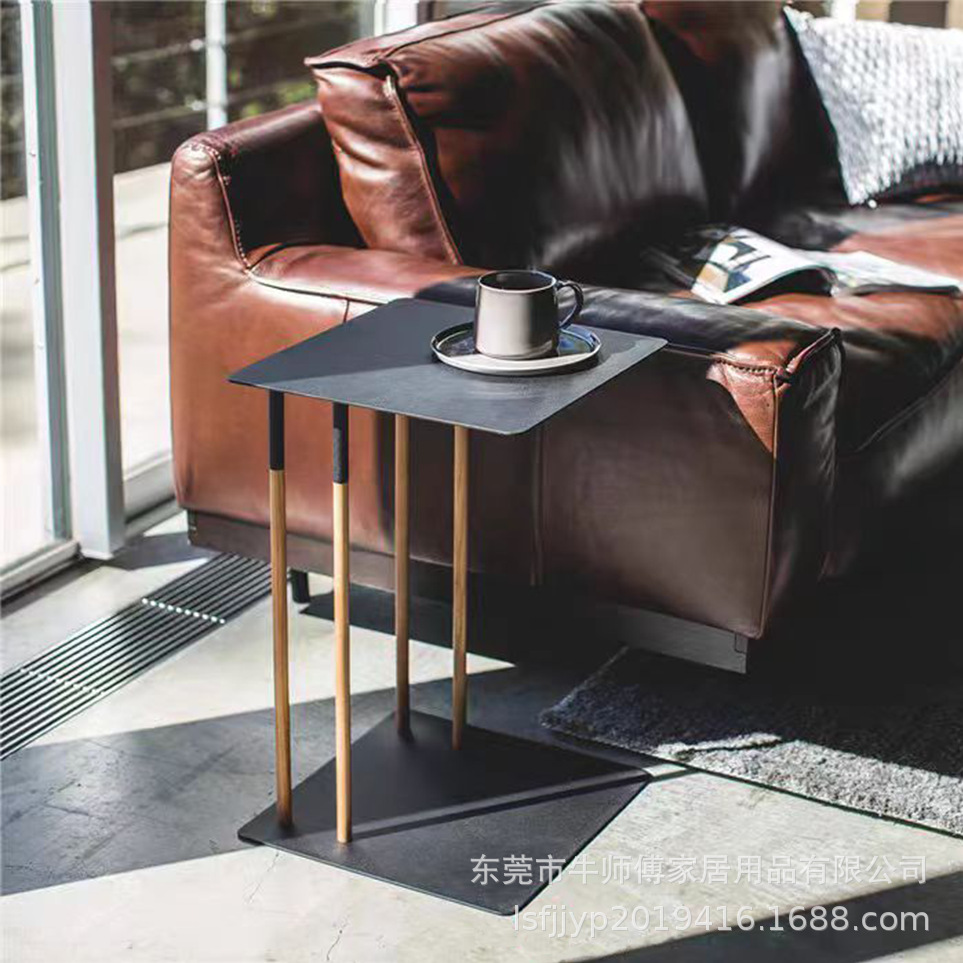 Mesa lateral móvil japonesa de hierro y madera combinada con una pequeña mesa de té, mesa móvil, tabla lateral de esquina giratoria.