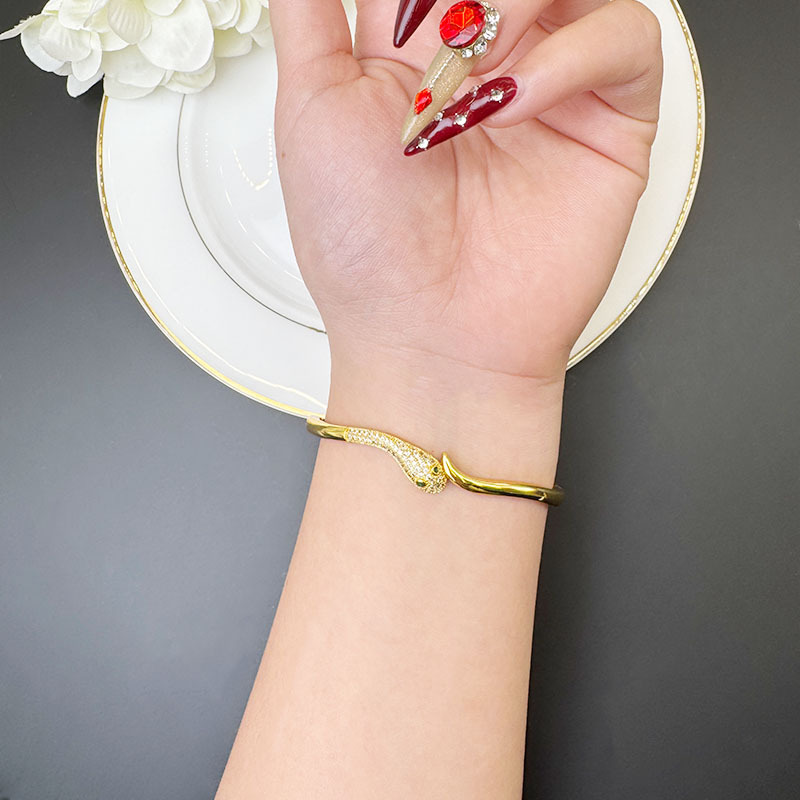Brazalete de oro de arena vietnamita transfronterizo, estilo de lujo ligero, brazalete de serpiente con incrustaciones de diamantes, diseño de temperamento, joyería que no se desvanece durante mucho tiempo