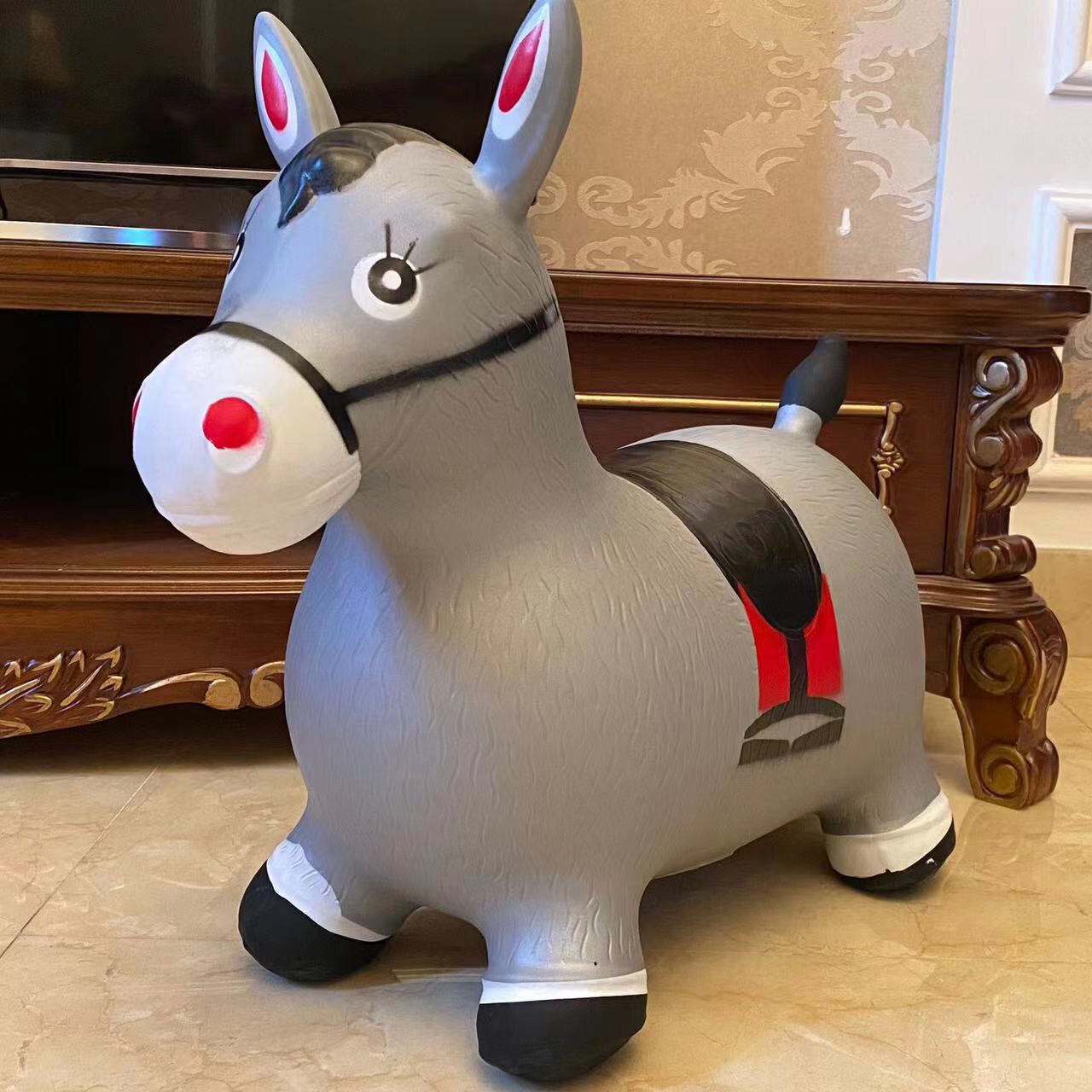 Silver -gray horse sending air pocket