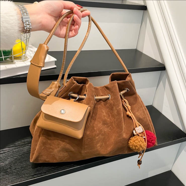 Bolsa de invierno de mujer 2025 nuevo estilo de moda de alta calidad sensación ligera de lujo bolso de cubo de cuerda de dibujo bolso de hombro