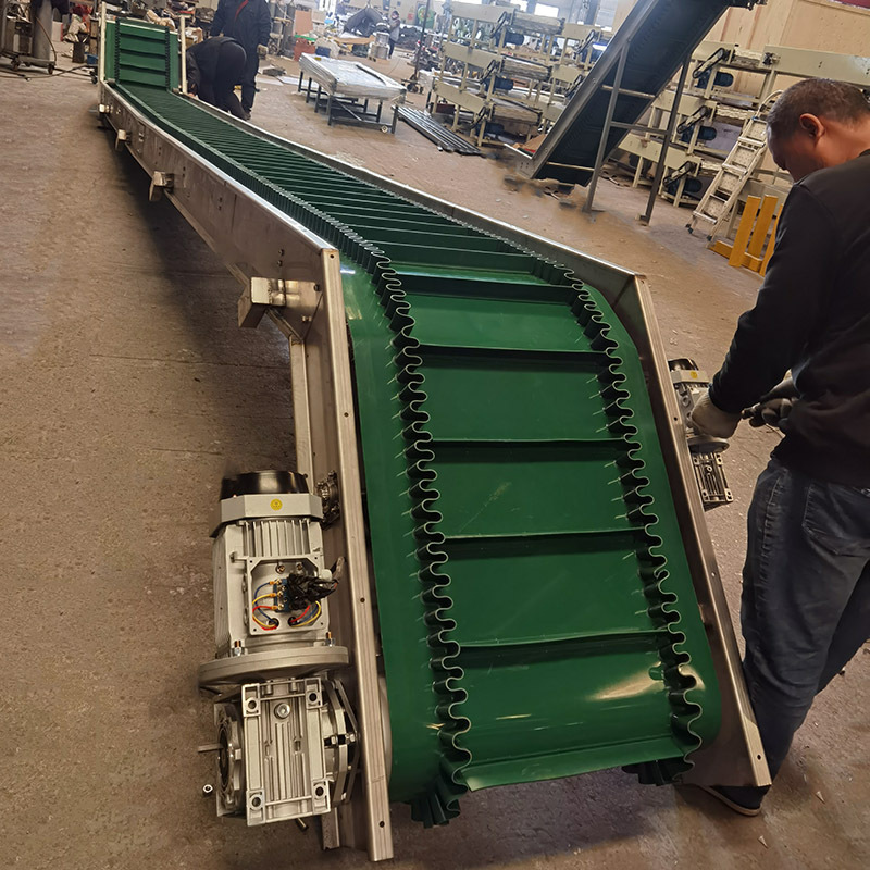 裙边挡板输送机 大倾角皮带提升机再生颗粒给料机 污泥烘干输送机