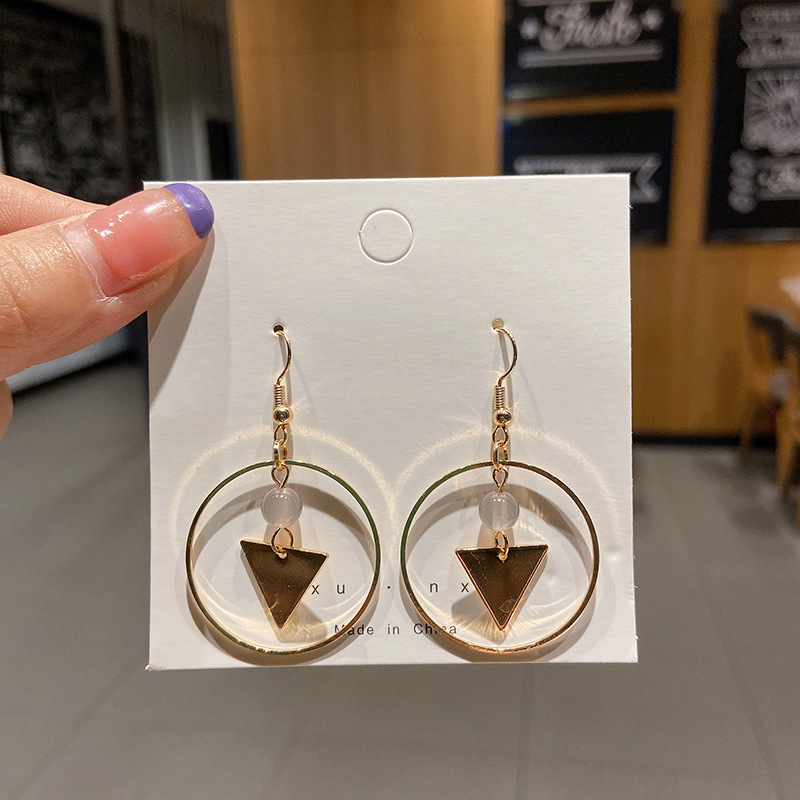 Pendientes de aro lisos para mujer, lujo ligero, pendientes de alta gama, pendientes populares, aretes de diseño exclusivo, aretes de otoño e invierno al por mayor