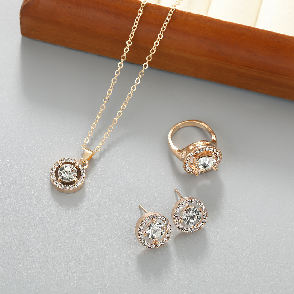 Collar de personalidad de temperamento de moda europea y americana transfronteriza Pendientes Conjunto de anillo Accesorios de cena de cercanías Conjunto de joyería de alta calidad