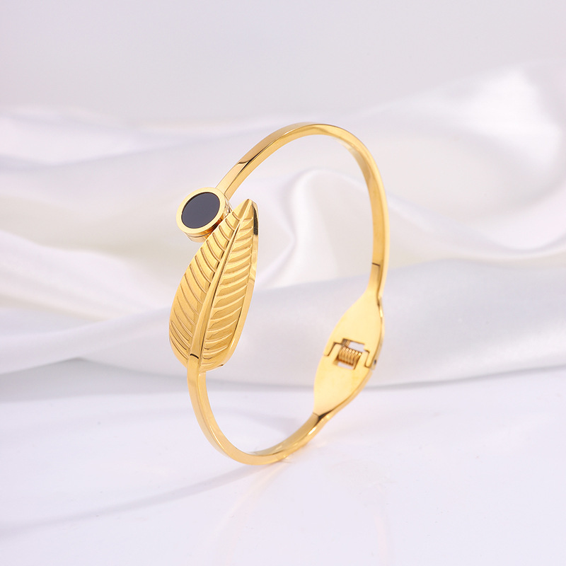 Fábrica directa pulsera de acero de titanio Europa y América alta sensación de resorte abierto pulsera de hoja de oro real chapado no decoloración joyería