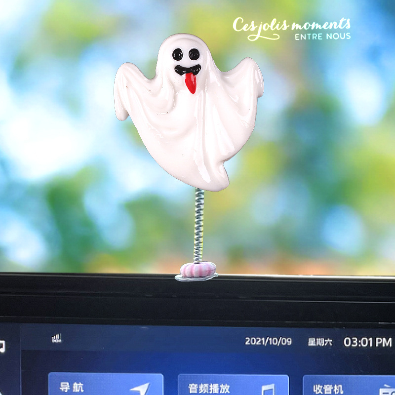 Coche de Halloween sacudiendo la cabeza pequeños adornos nuevos y adorables adornos de pantalla de consola central de coche de carne
