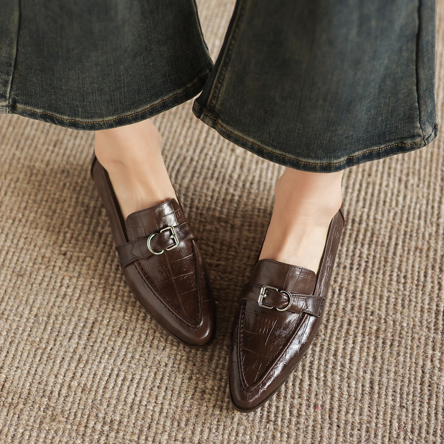 Giày loafer nữ phong cách Anh quốc, mũi sâu, gót thấp vuông, da bò — màu nâu