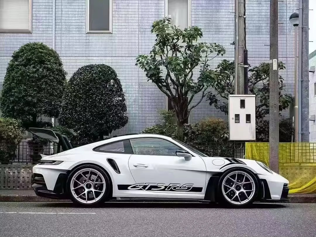 Suitable for Porsche 911 992 GT3RS original dry carbon fiber modification kit, front, middle, rear lip and side skirts