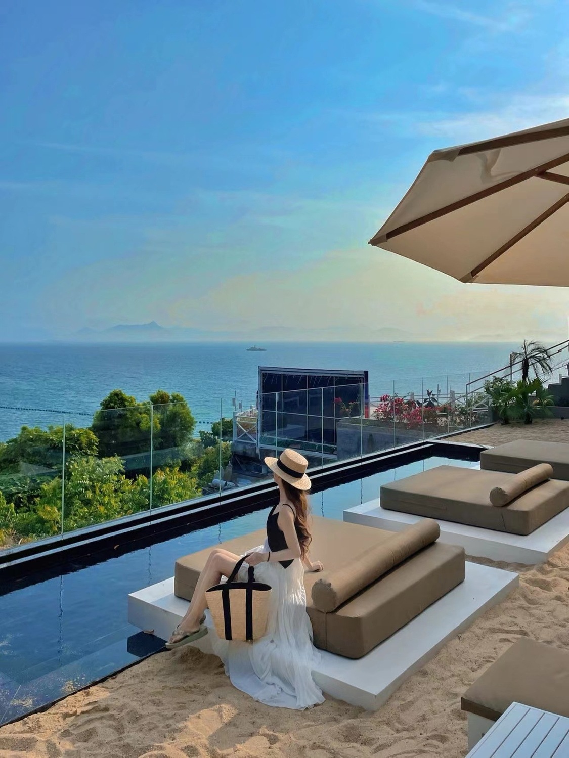 Váy maxi dây đeo xếp ly phối màu đen trắng nữ đi biển mùa hè — Màu sắc hình ảnh (chất lượng cao), Sơ đồ màu bán buôn chi tiết 4
