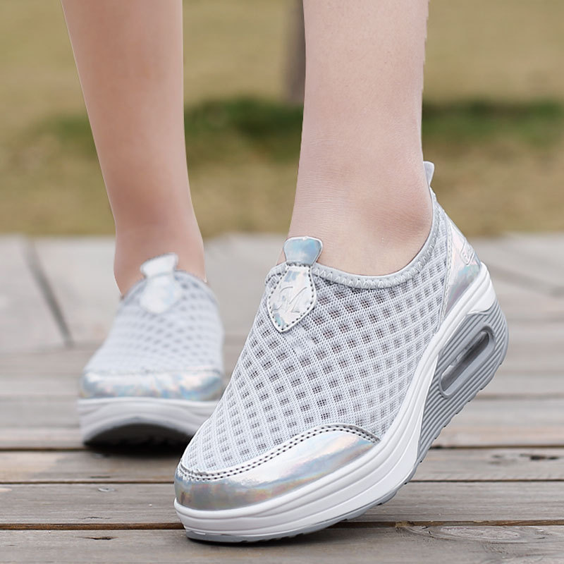 2026 verano nuevos zapatos de rotación de aire acolchado zapatos de mujer malla deportivos casuales zapatos muffin de suela gruesa zapatos de mujer al por mayor