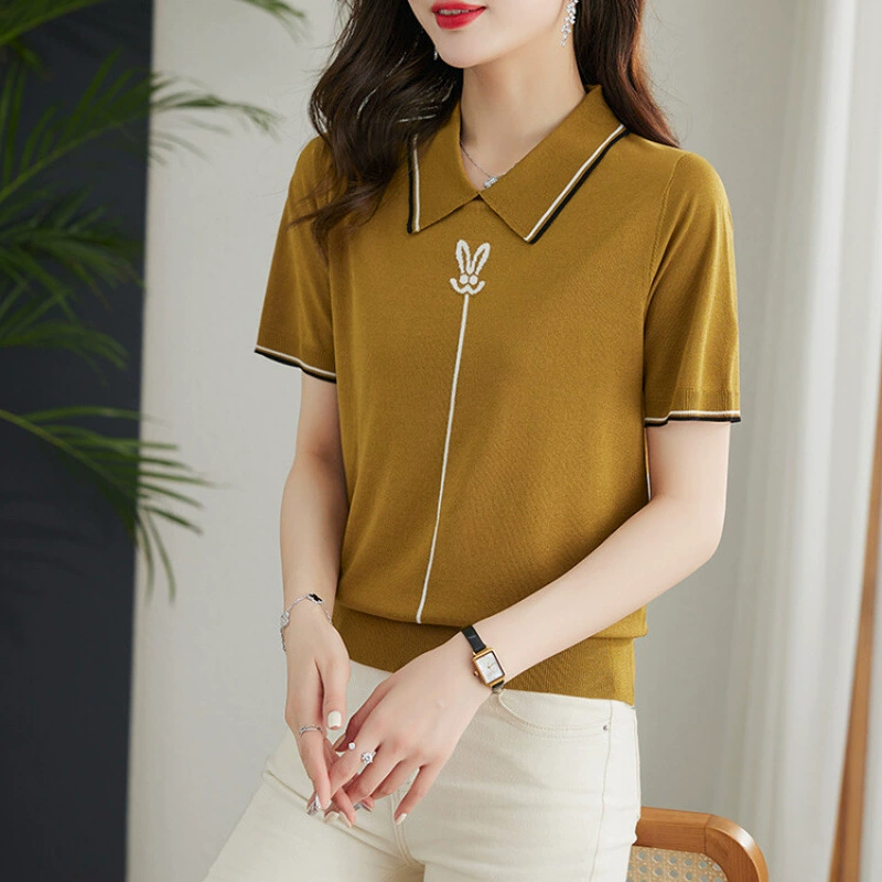 Летний новый стильный трикотаж из тенселя с лацканами, элегантная тонкая футболка с вышивкой для мамы и воротником-поло, уменьшающий возраст топ с короткими рукавами