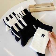 Japanese-style new black and white striped trendy socks with R letter all-cotton crew socks, versatile striped socks