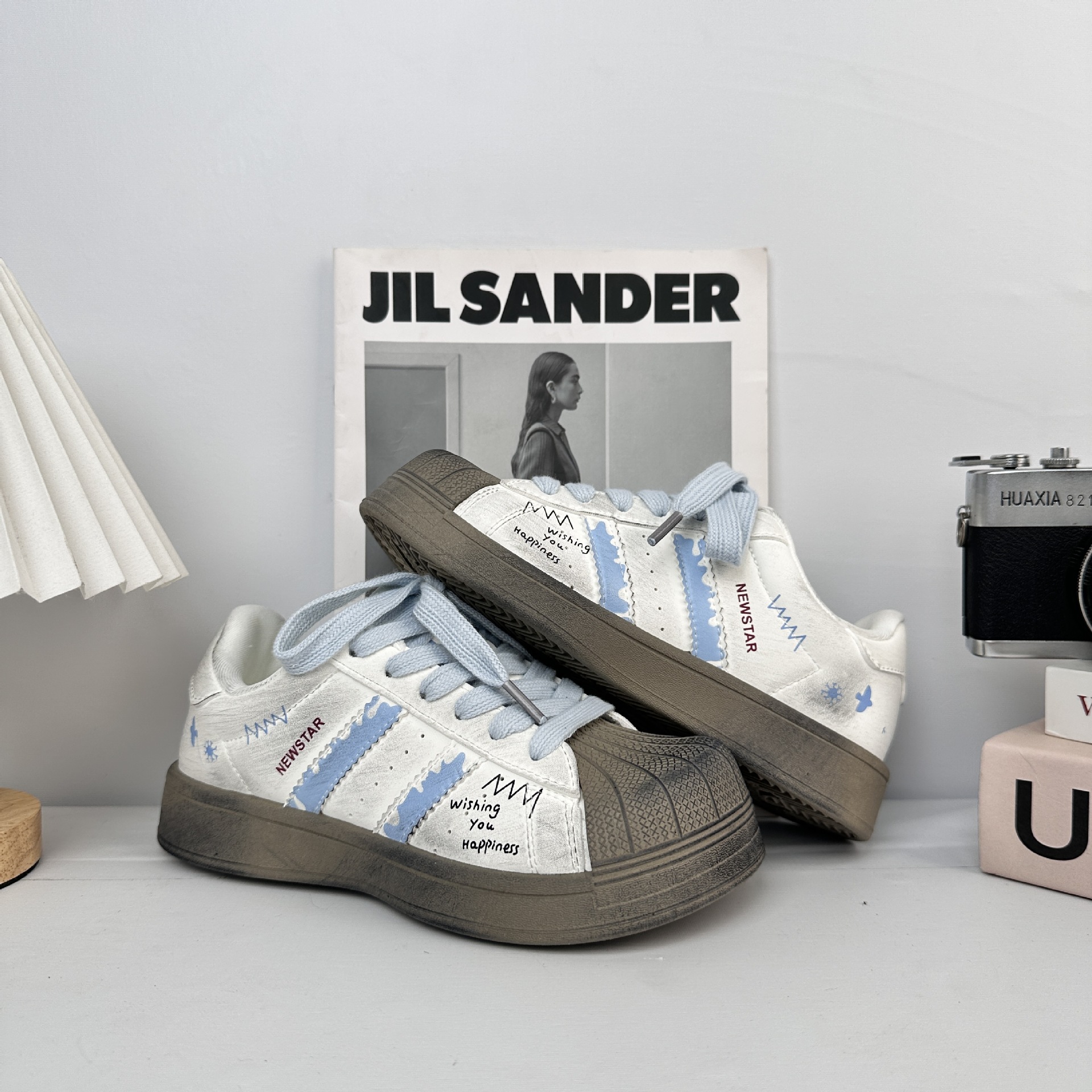 Yuanbo primavera y otoño zapatos blancos de suela gruesa para mujeres 2025 nuevos zapatos casuales coreanos zapatos de skate conchas de cabeza zapatos de pan