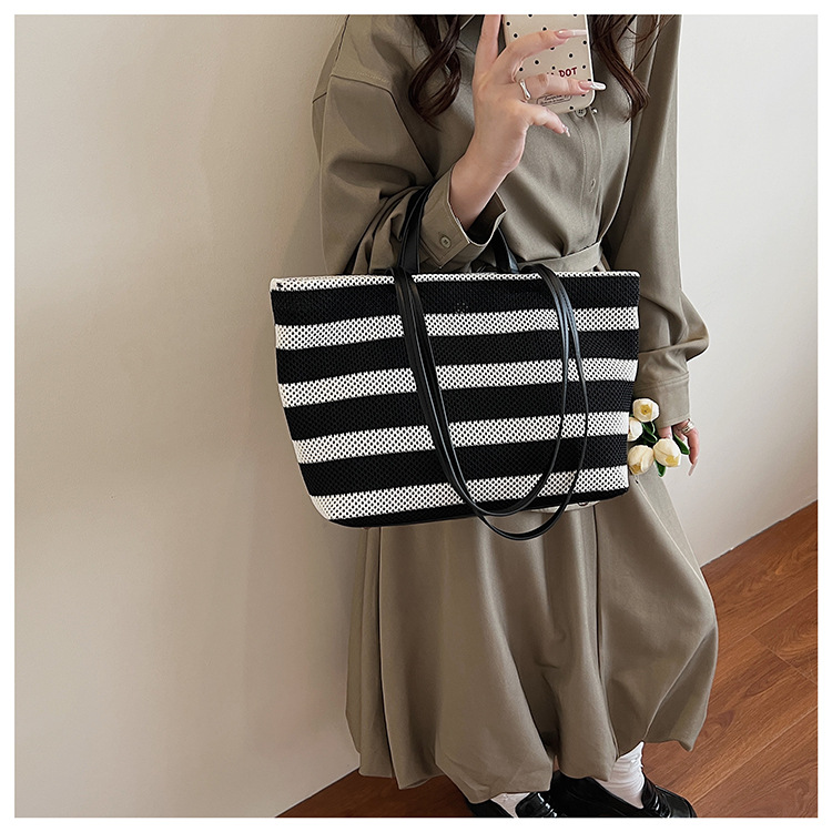 Fashionable large-capacity commuting bag for women 2025 new style, single-shoulder bag for going out to work, casual color-blocking tote bag undefined