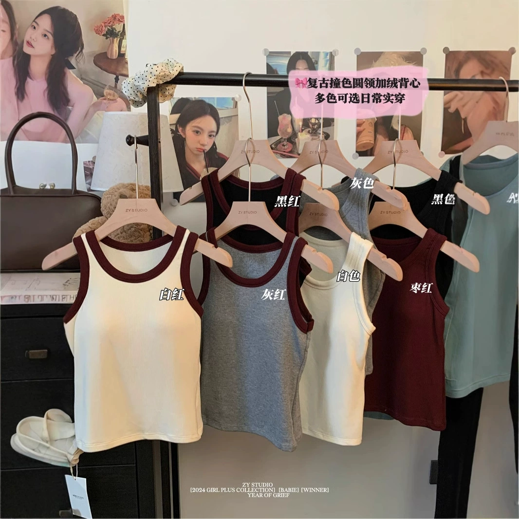 Чистая горячая девушка, контрастный камзол жилет