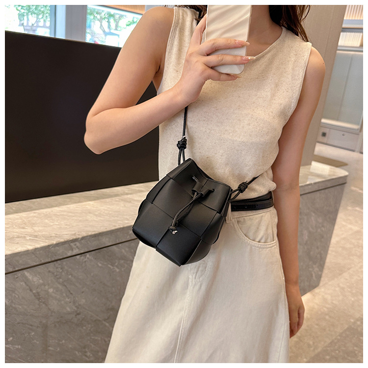 Internet famous handbag for women in 2024, high-end drawstring woven shoulder bag with large capacity, trendy and fashionable crossbody bucket bag_voghion.com