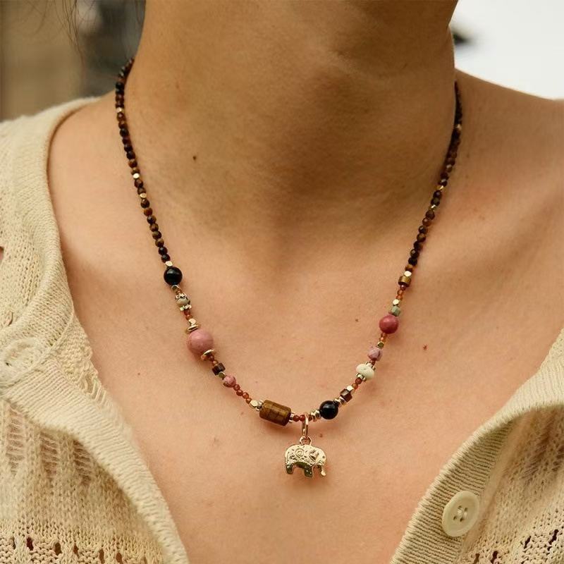 El mismo estilo de Wu Xin, color dopamina, piedra natural, collar de elefante con cuentas, temperamento de moda de nicho, collar de todo fósforo
