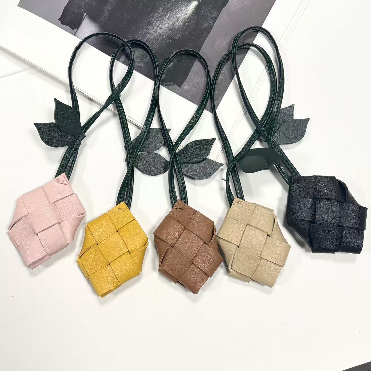 New creative hand-woven pineapple bag pendant mobile phone car key chain pendant wholesale factory direct sales