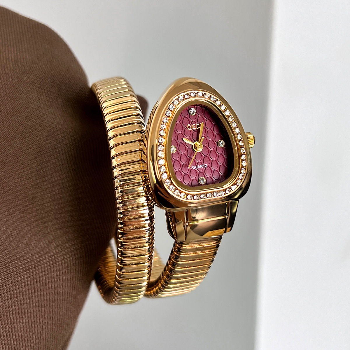 Goldie's New Fashionable Second-Hand Snake Head Inlaid Diamond Gold Snake-Shaped Temperament Women's Watch