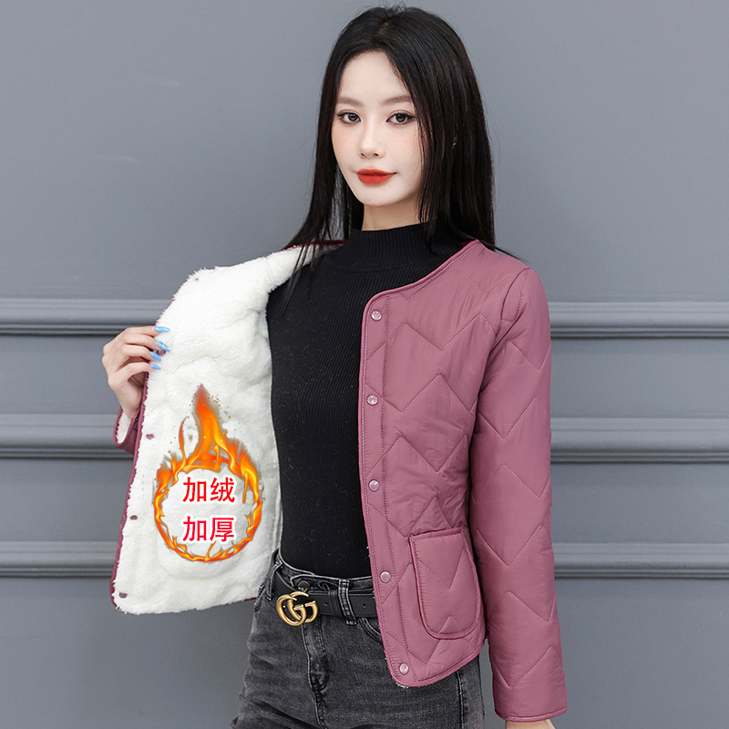 秋冬ダウン綿服の女性の内胆の短いサイズの中に保温綿服を着ています。|undefined