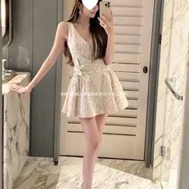 轻奢气质名媛V领无袖连衣裙女装2026夏季新款约会收腰礼服短裙子