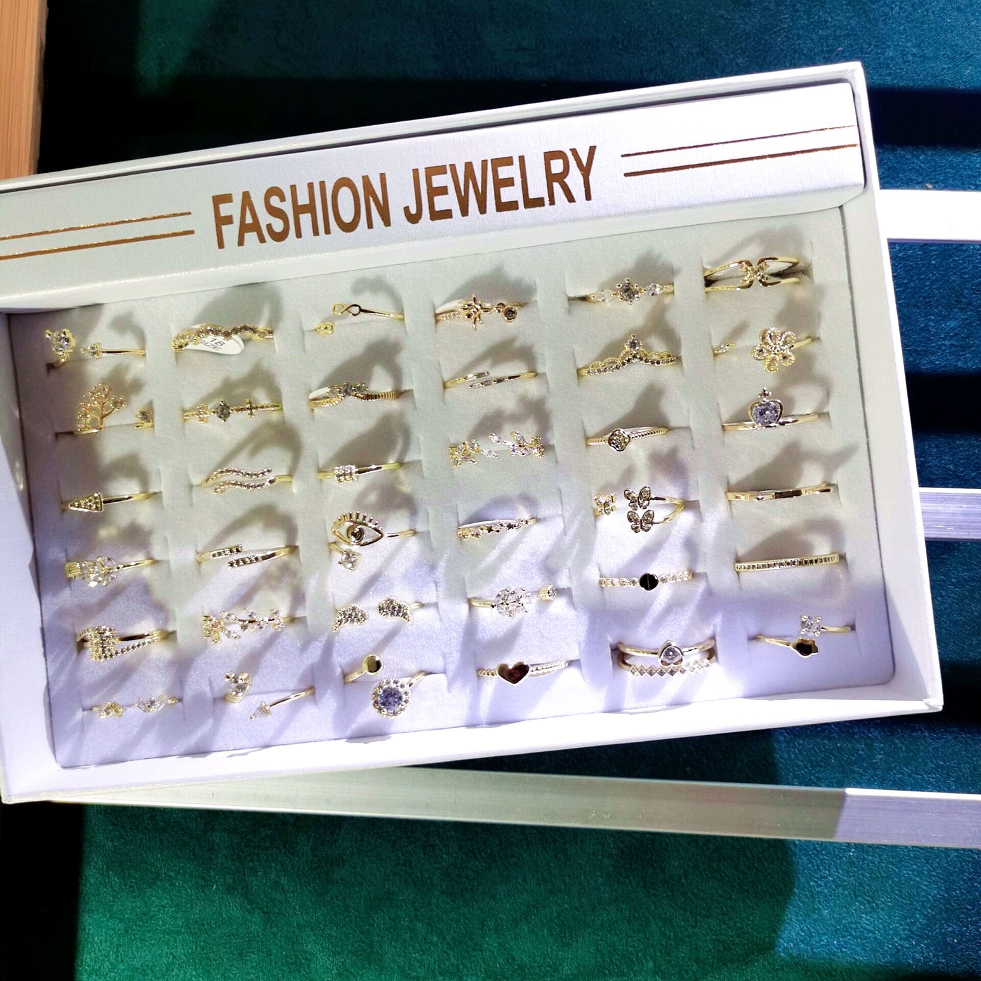 Designer ring voor dames met zirkonia stenen verguld uniek_voghion.com