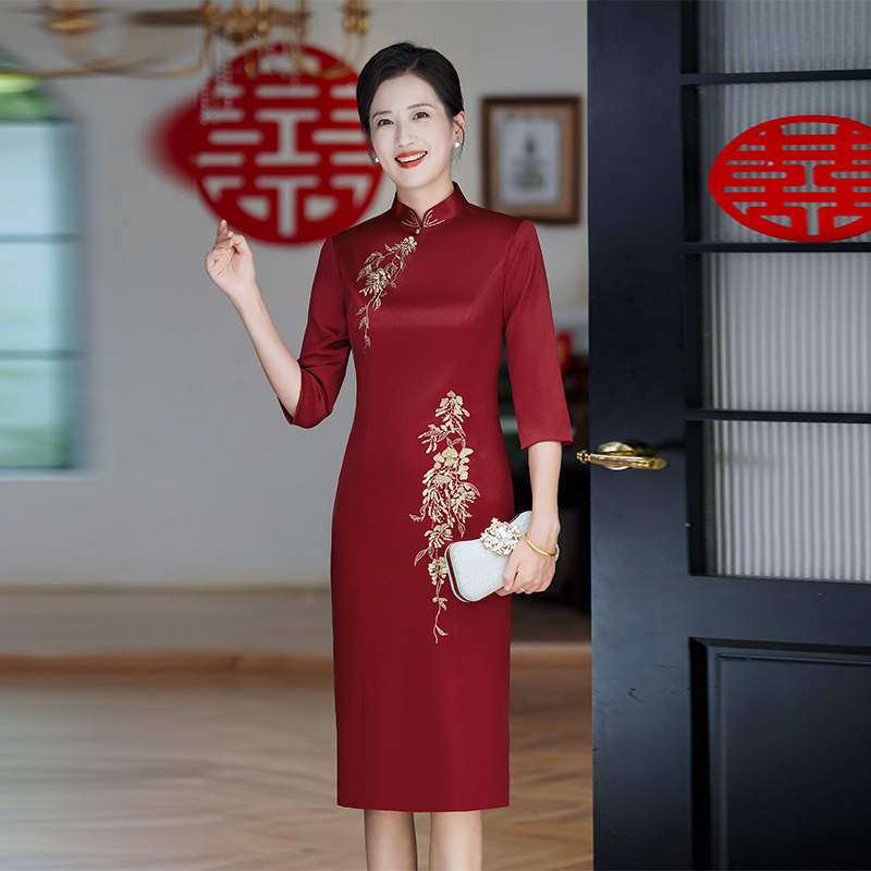 New Chinese-Style High-End Wedding Banquet Cheongsam for Middle-Aged Mothers, 2026 New Dark Red Mother-Of-The-Bride Wedding Dress for Autumn and Winter