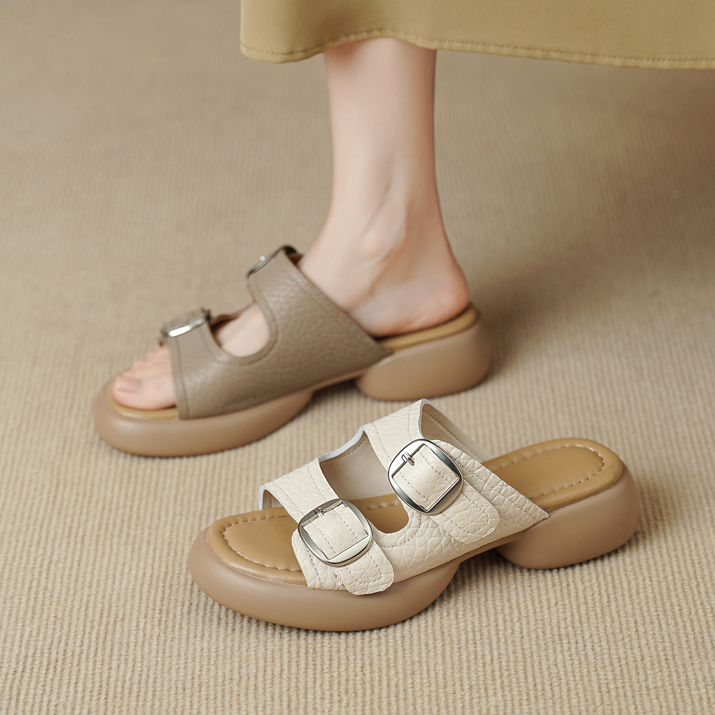 Dép sandal nữ quai chữ V đế dày da cừu khóa thắt lưng — Xám voi