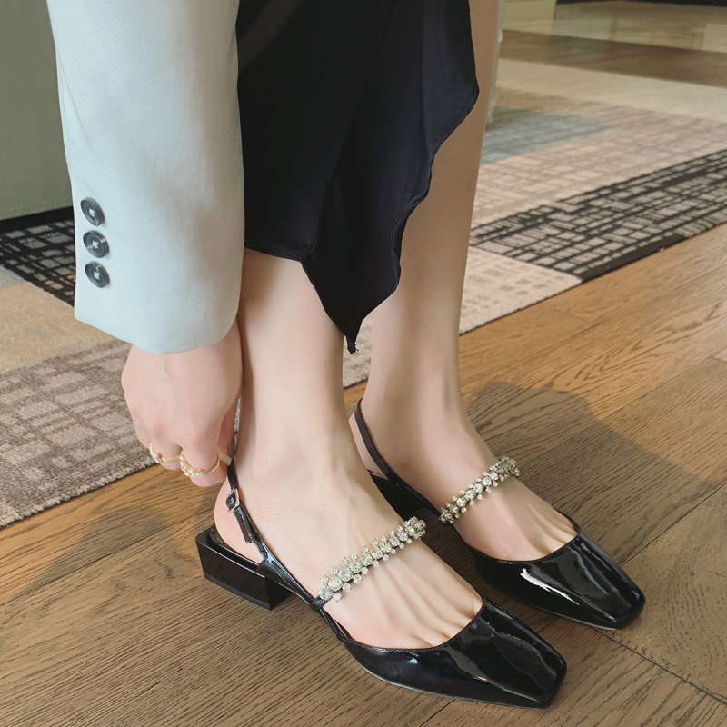 Grava Madre primavera y verano con una palabra de diamante de taladro con cabeza cuadrada hueca trasera, boca poco profunda, tacones gruesos, sandalias Marizhen para mujeres