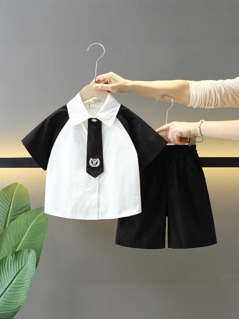 7871 Traje de verano para niños 2025 Camisa de manga corta estilo universitario Pantalones cortos de verano para niños de dos piezas Ropa de bebé