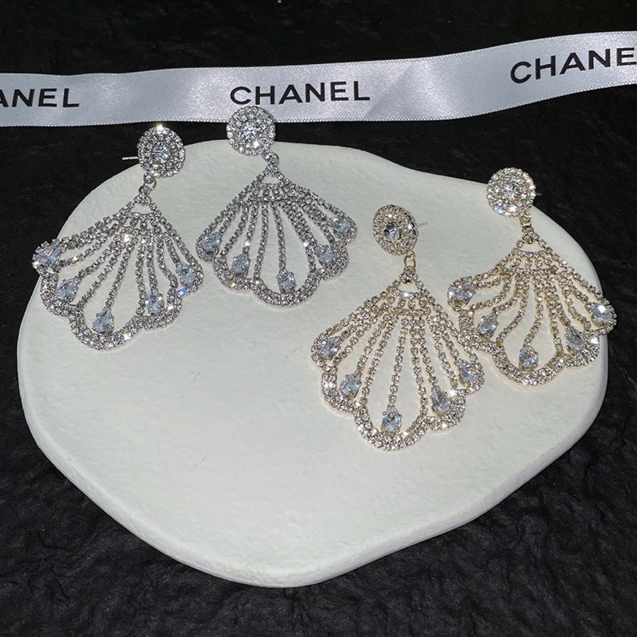 Luxury Full Diamond Fan-shaped Tassel Goddess Fashion Earrings display picture 1