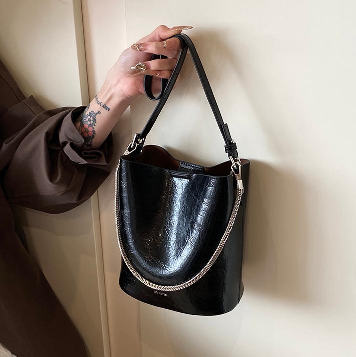 Alta sensación retrógrada de cera de cuero bolso de agua para mujeres 2024 nuevo nicho Zhong universal bolso de hombro de moda bolso de mochila