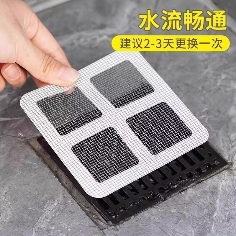 メーカーが一度にトイレの浴室の下水道の毛髪フィルタを貼っています。|undefined