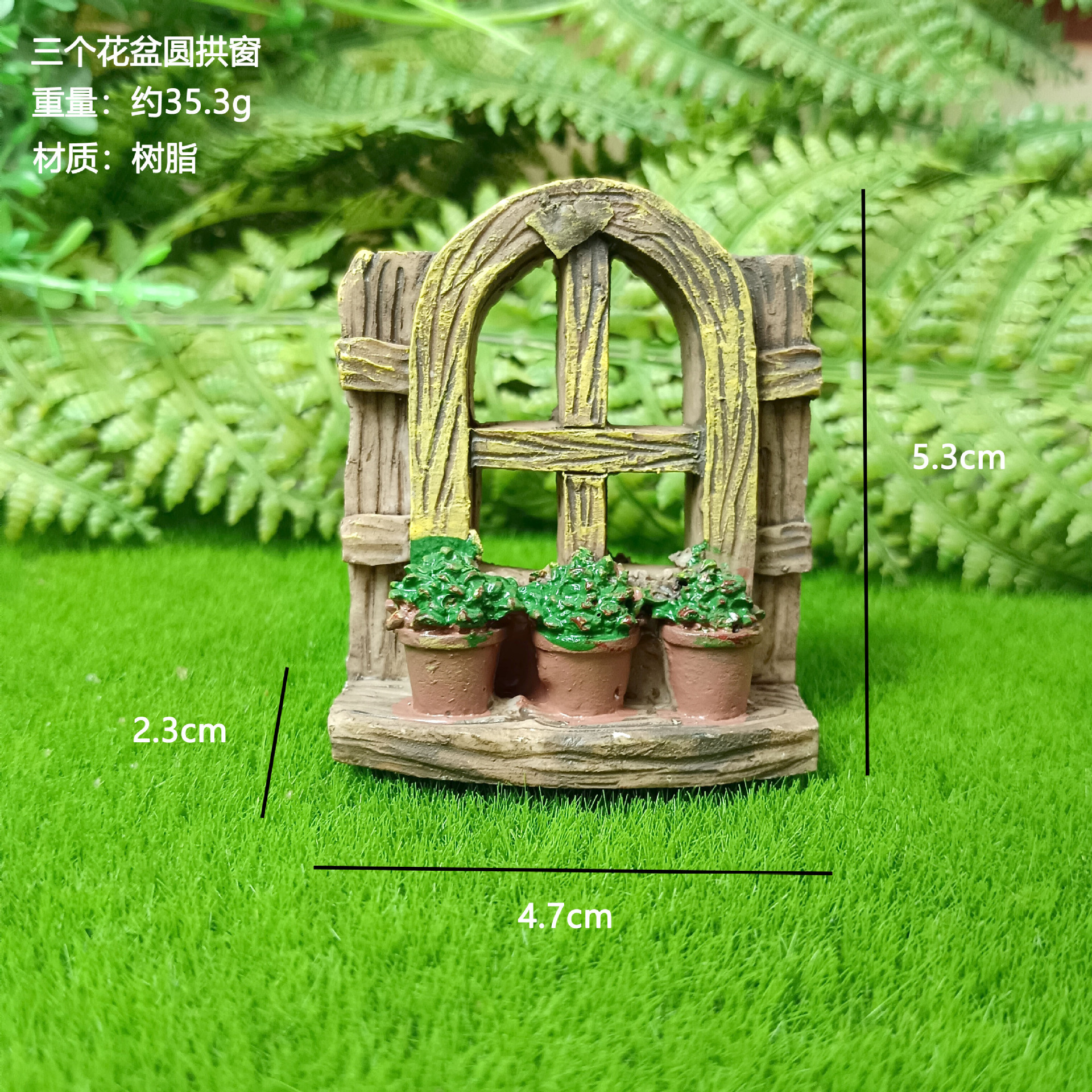 Tres macetas con ventana de arco