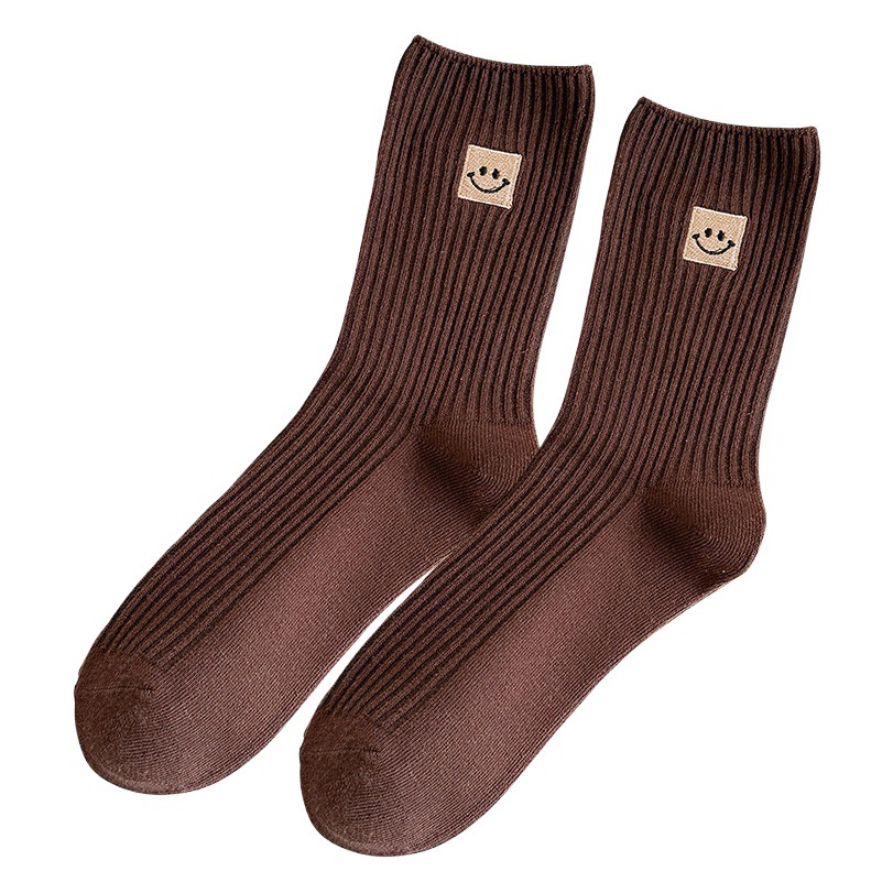 Calcetines de otoño e invierno calcetines de algodón de color sólido para mujer bordado de cara sonriente calcetines de media pantorrilla de doble aguja para mujer Zhuji calcetines largos de mujer al por mayor