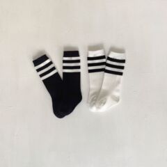 韓国の子供の靴下春秋の新型の男女の子供のシンプルな運動風の百合のストライプの靴下のレジャーの学院の風の中で靴下