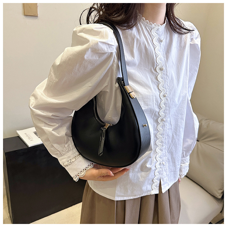 Koreanische Halbmondtasche 2024 Neue Modetasche Retro Internet Celebrity Beliebte einfache Handtasche Vielseitige Umhängetasche Großhandel_voghion.com