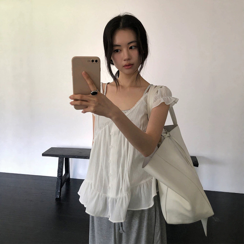The Same Lace V-Neck Short-Sleeve Shirt as Worn by Baby Jiang, Designed by a Korean Designer, Is a Lightweight, Slightly Sheer, Layered Korean-Style Top for Women The Same Lace V-Neck Short-Sleeve Shirt as Worn by Baby Jiang, Designed by a Korean Designer, Is a Lightweight, Slightly Sheer, Layered Korean-Style Top for Women