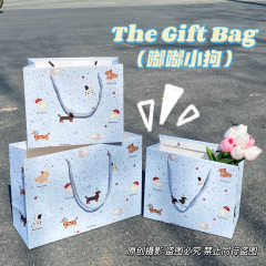 新しい服の青いビープ音の子犬の手提げ袋の紙の厚い漫画のかわいいプレゼントの袋の祝日の服装の店