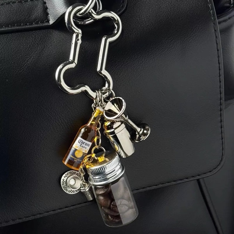 2025miu スタイルペンダントメタルコーヒーペンダントニッチパーソナライズされた車のキーホルダーダンベルバックルカップルギフト|undefined
