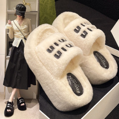 厚い底の毛のスリッパの女性の外は2024新しい秋冬のファッションの毛のふわふわしているネットの赤い家庭の1字の綿のスリッパを着ます。