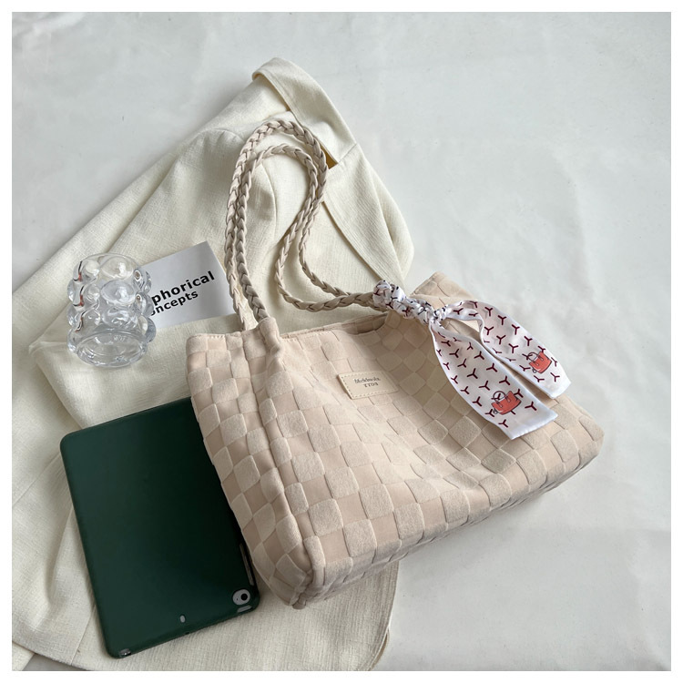 Large-capacity commuter tote bag 2023 new summer fashion large bag, women's checkered high-end and stylish single-shoulder bag Item Picture