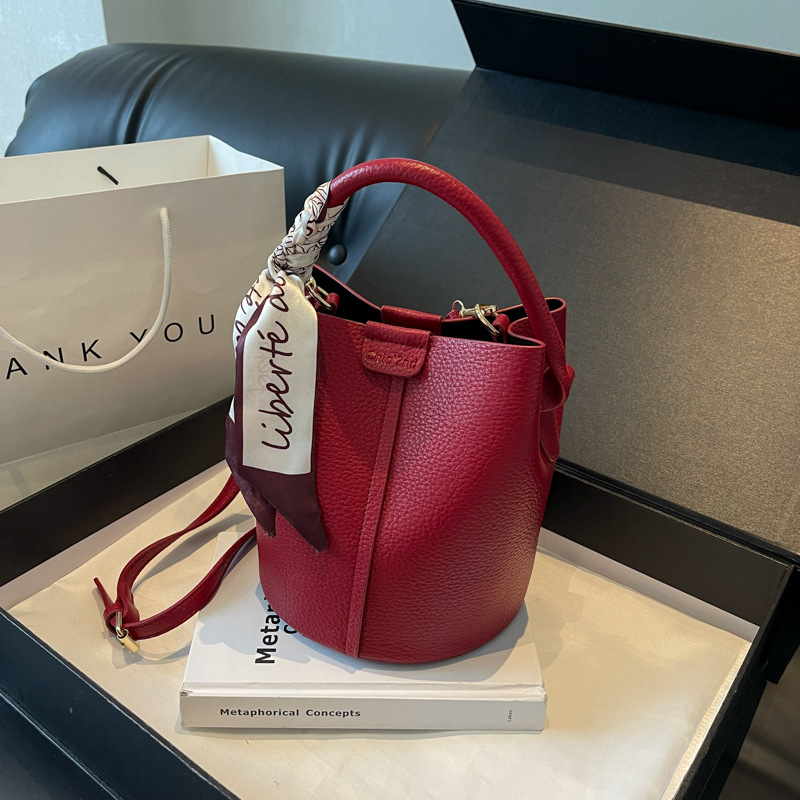 Borsa a secchiello versatile in pelle martellata borsa donna_voghion.com