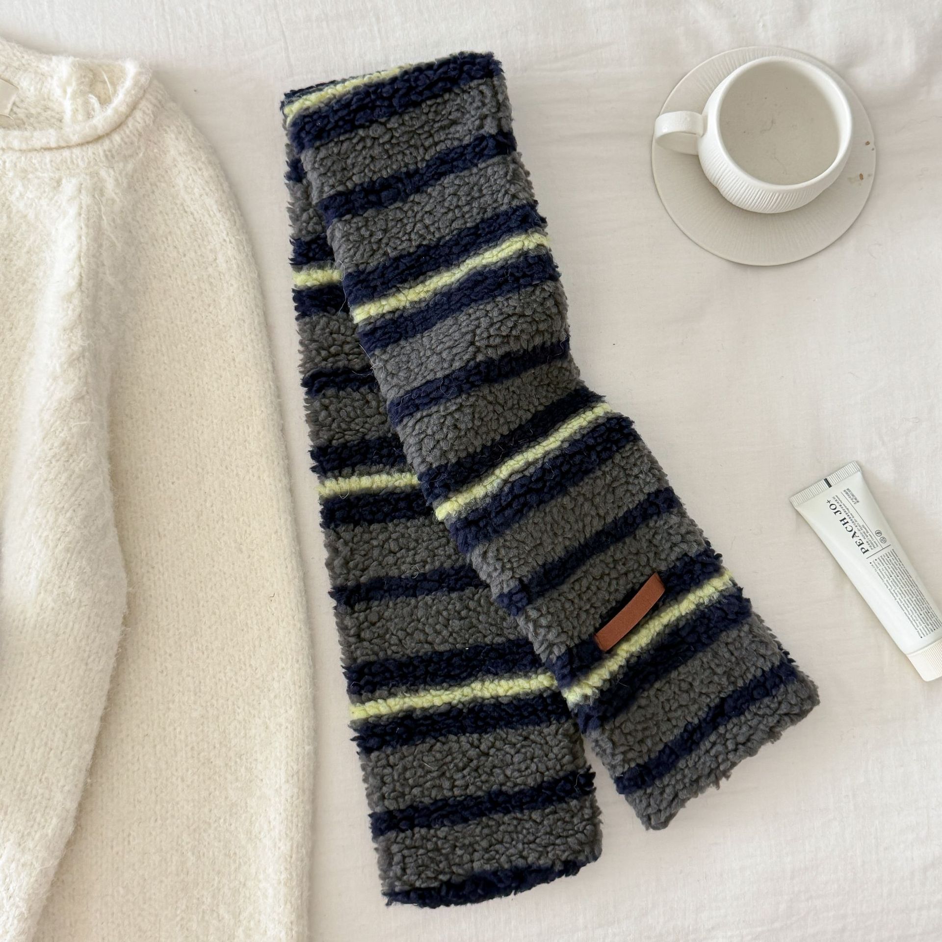 Autumn and winter faux shearling striped scarf for women, thickened for warmth, soft and comfortable, neck-protecting, with a contrasting color design, perfect as an outerwear accessory